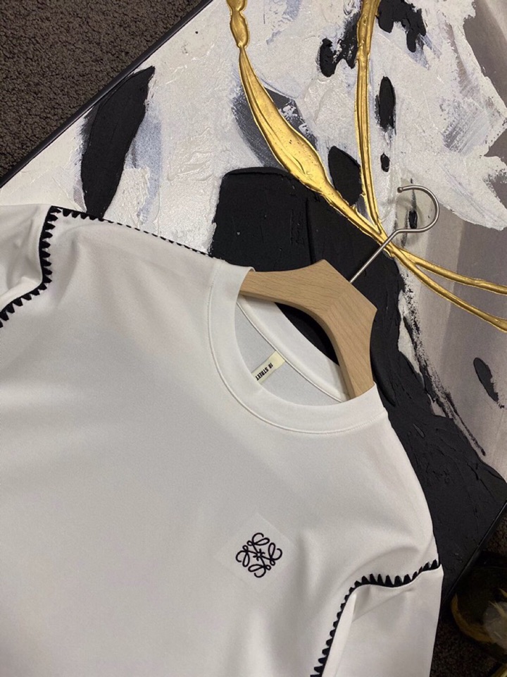 LOEWE 罗意威春夏网红爆款，钩花边短袖圆领T恤，专属定制奢品丝光珠地面料，爽滑舒适有型，手感超一流，