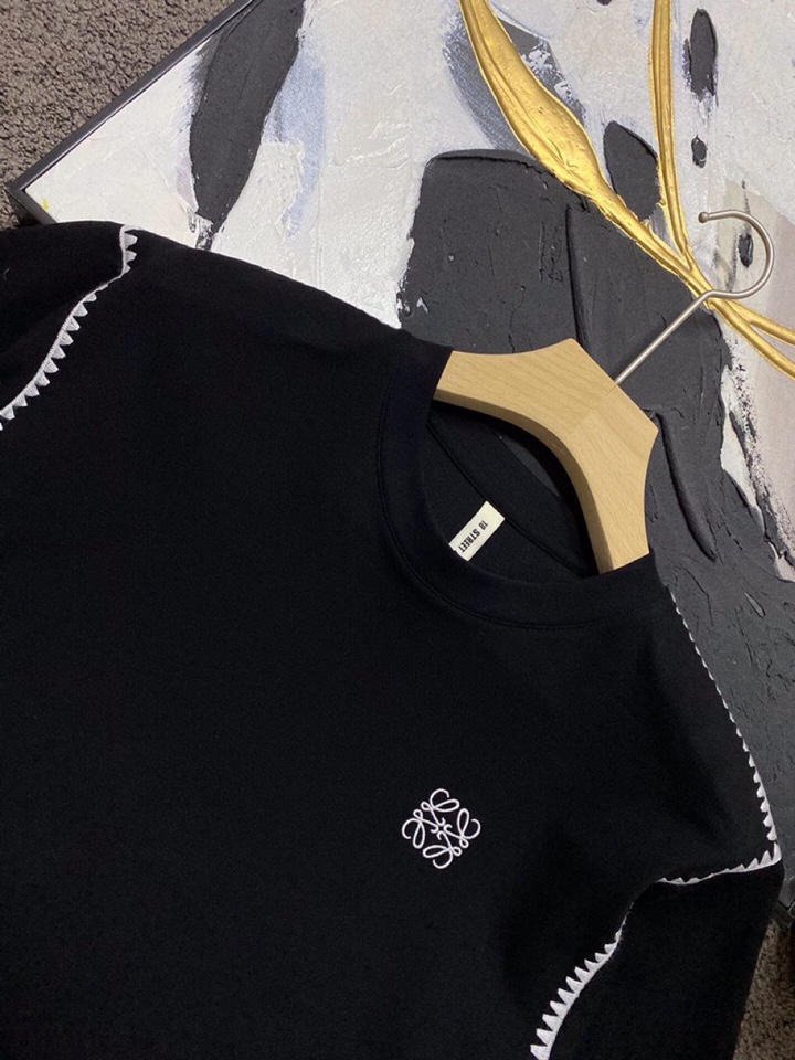 LOEWE 罗意威春夏网红爆款，钩花边短袖圆领短款套装，专属定制奢品丝光珠地面料，爽滑舒适有型，手感超一