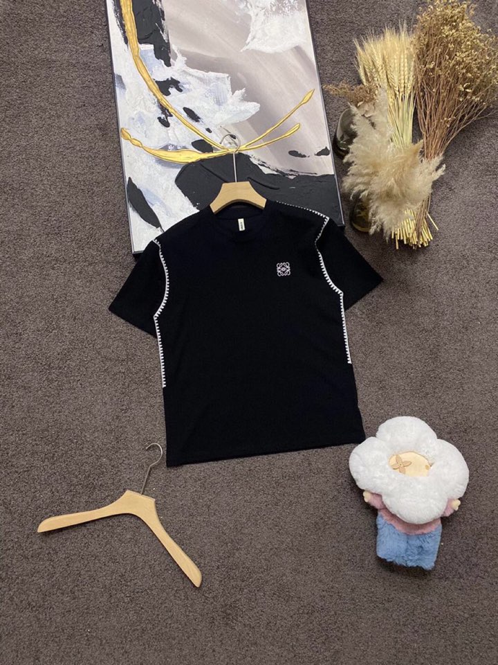 LOEWE 罗意威春夏网红爆款，钩花边短袖圆领短款套装，专属定制奢品丝光珠地面料，爽滑舒适有型，手感超一