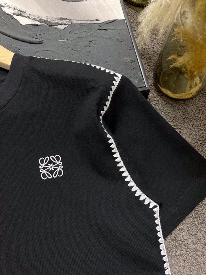 LOEWE 罗意威春夏网红爆款，钩花边短袖圆领短款套装，专属定制奢品丝光珠地面料，爽滑舒适有型，手感超一