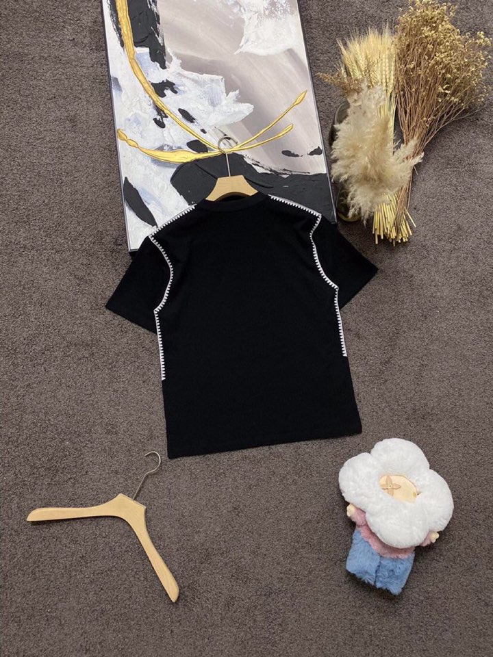 LOEWE 罗意威春夏网红爆款，钩花边短袖圆领短款套装，专属定制奢品丝光珠地面料，爽滑舒适有型，手感超一