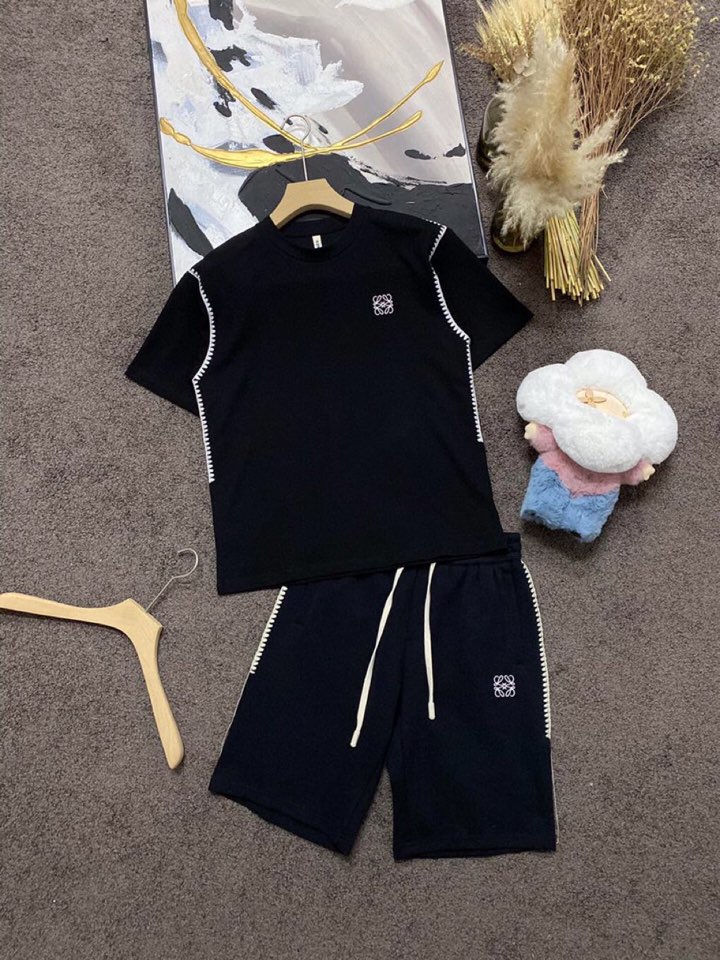 LOEWE 罗意威春夏网红爆款，钩花边短袖圆领短款套装，专属定制奢品丝光珠地面料，爽滑舒适有型，手感超一