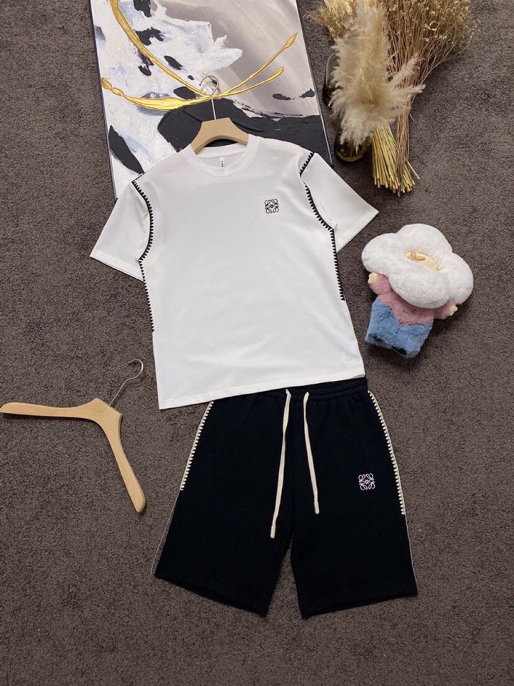 LOEWE 罗意威春夏网红爆款，钩花边短袖圆领短款套装，专属定制奢品丝光珠地面料，爽滑舒适有型，手感超一