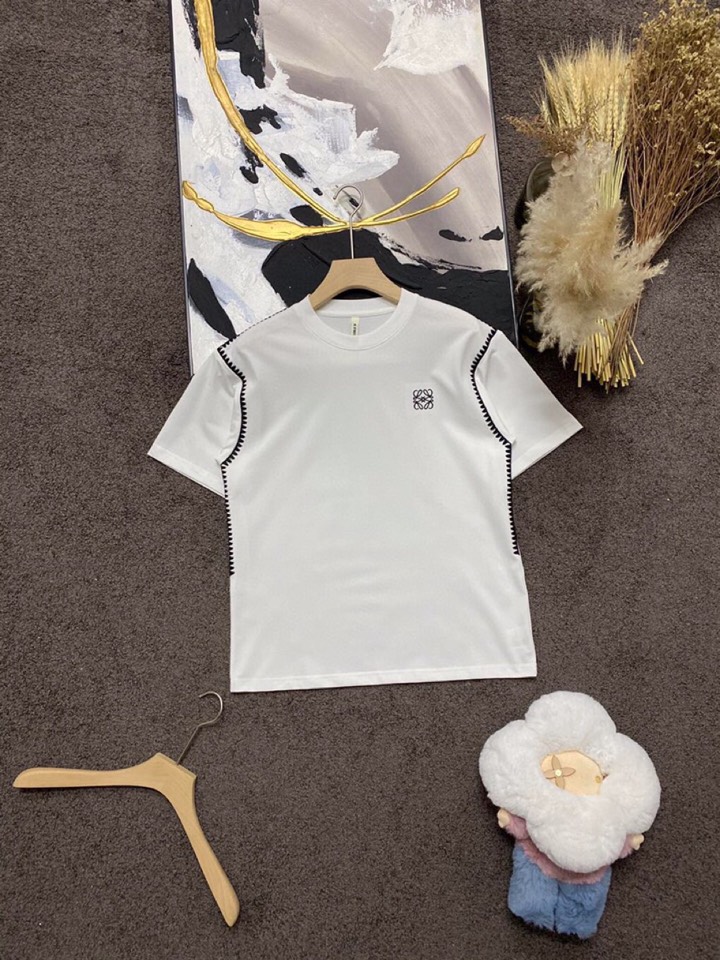 LOEWE 罗意威春夏网红爆款，钩花边短袖圆领短款套装，专属定制奢品丝光珠地面料，爽滑舒适有型，手感超一