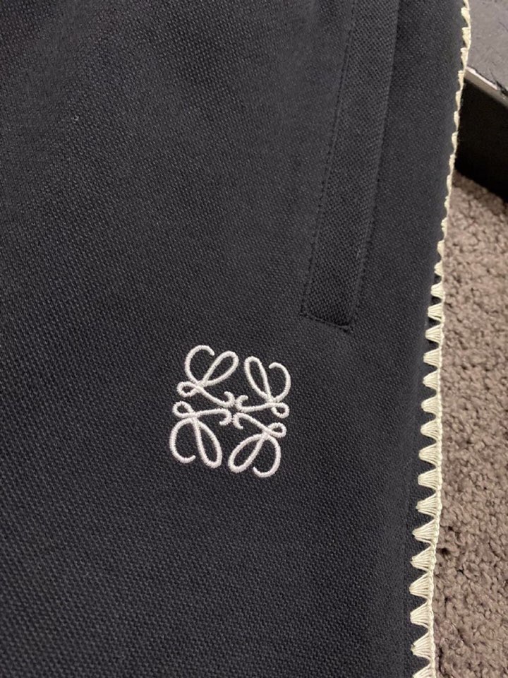 LOEWE 罗意威春夏网红爆款，钩花边短袖圆领短款套装，专属定制奢品丝光珠地面料，爽滑舒适有型，手感超一