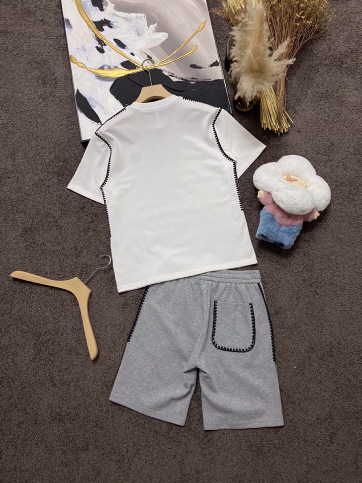 LOEWE 罗意威春夏网红爆款，钩花边短袖圆领短款套装，专属定制奢品丝光珠地面料，爽滑舒适有型，手感超一