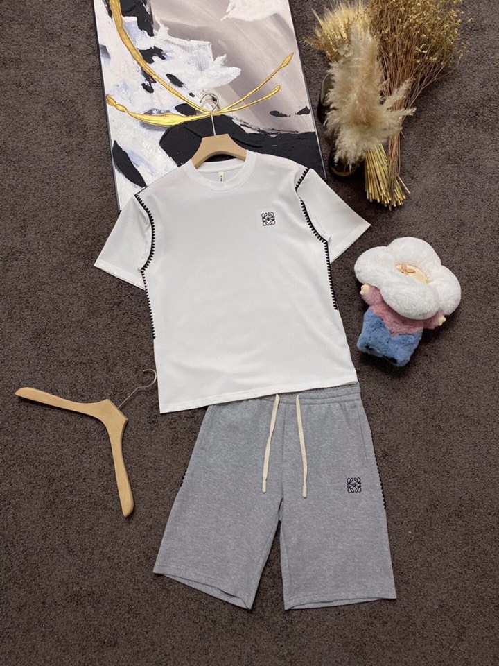 LOEWE 罗意威春夏网红爆款，钩花边短袖圆领短款套装，专属定制奢品丝光珠地面料，爽滑舒适有型，手感超一