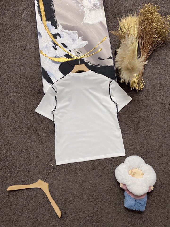 LOEWE 罗意威春夏网红爆款，钩花边短袖圆领短款套装，专属定制奢品丝光珠地面料，爽滑舒适有型，手感超一