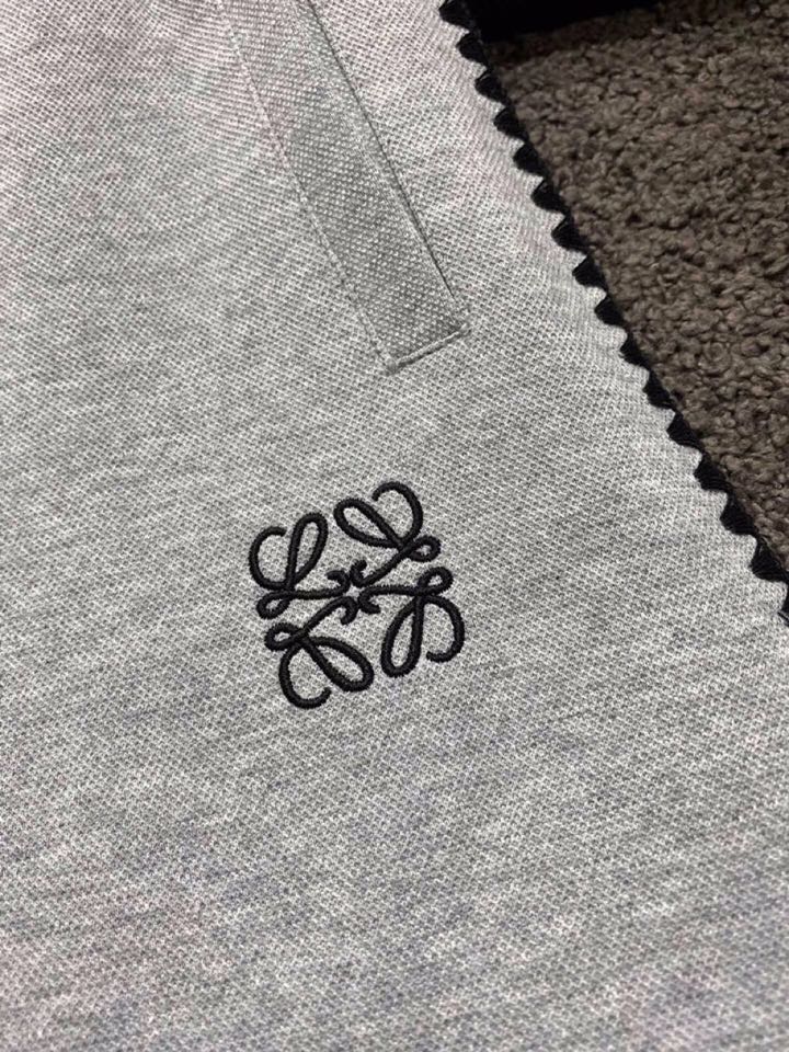 LOEWE 罗意威春夏网红爆款，钩花边短袖圆领短款套装，专属定制奢品丝光珠地面料，爽滑舒适有型，手感超一