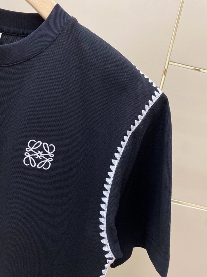 LOEWE 罗意威春夏网红爆款，钩花边短袖圆领T恤，专属定制奢品丝光珠地面料，爽滑舒适有型，手感超一流，