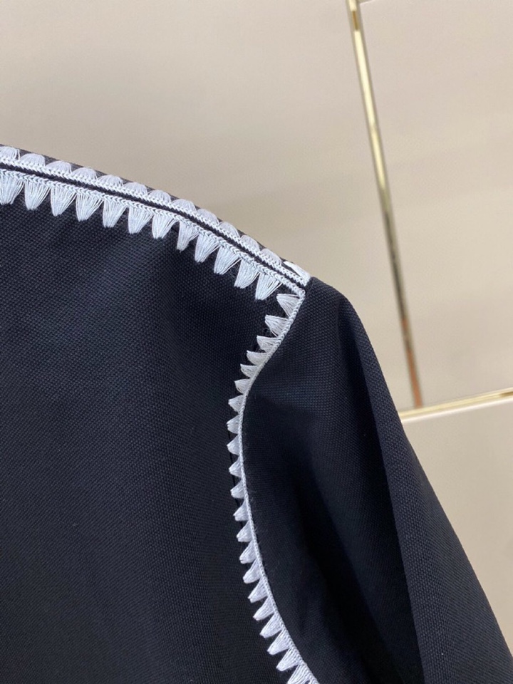 LOEWE 罗意威春夏网红爆款，钩花边短袖圆领T恤，专属定制奢品丝光珠地面料，爽滑舒适有型，手感超一流，