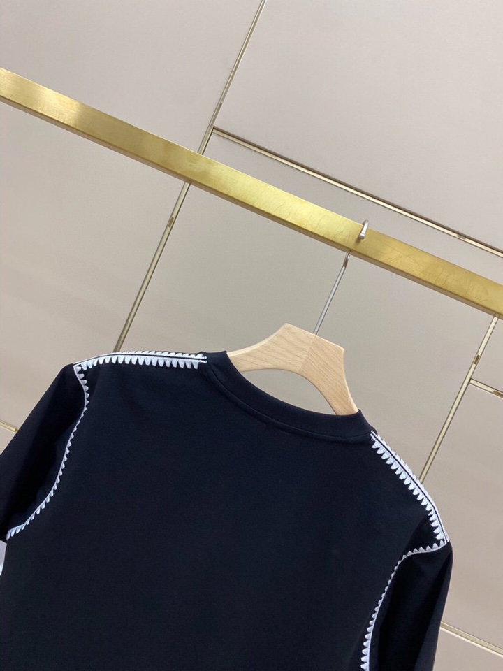 LOEWE 罗意威春夏网红爆款，钩花边短袖圆领T恤，专属定制奢品丝光珠地面料，爽滑舒适有型，手感超一流，