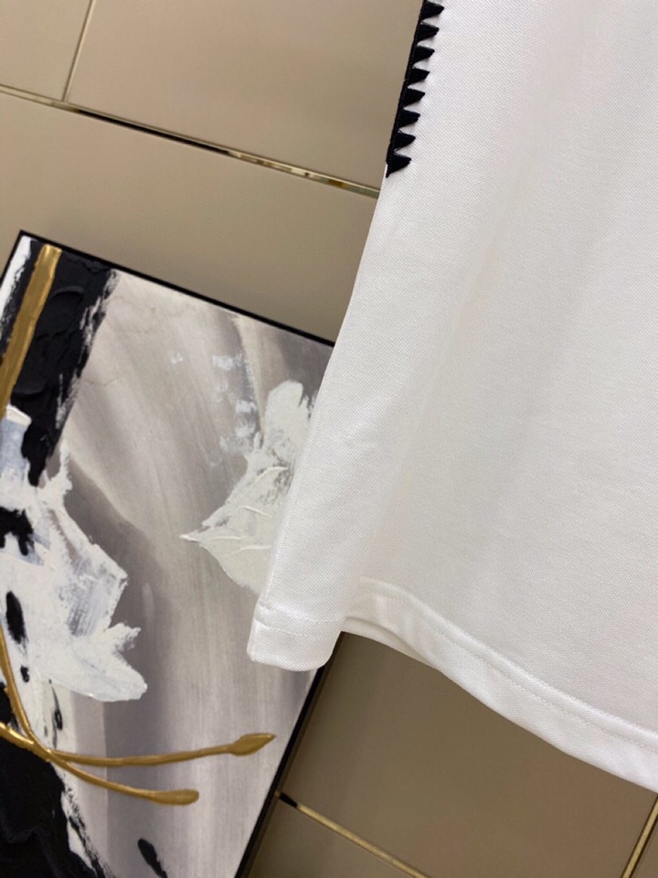 LOEWE 罗意威春夏网红爆款，钩花边短袖圆领T恤，专属定制奢品丝光珠地面料，爽滑舒适有型，手感超一流，