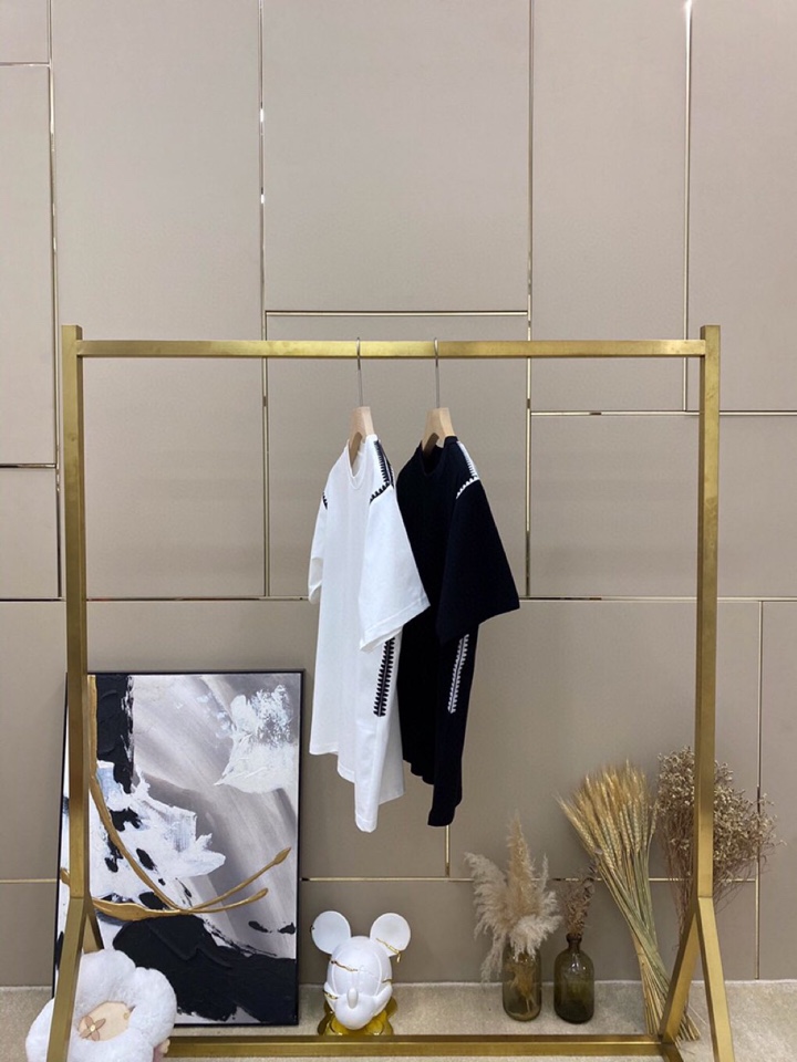 LOEWE 罗意威春夏网红爆款，钩花边短袖圆领T恤，专属定制奢品丝光珠地面料，爽滑舒适有型，手感超一流，