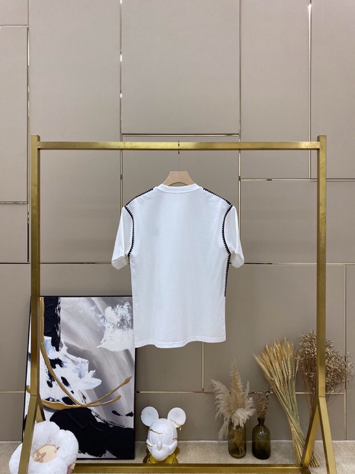 LOEWE 罗意威春夏网红爆款，钩花边短袖圆领T恤，专属定制奢品丝光珠地面料，爽滑舒适有型，手感超一流，