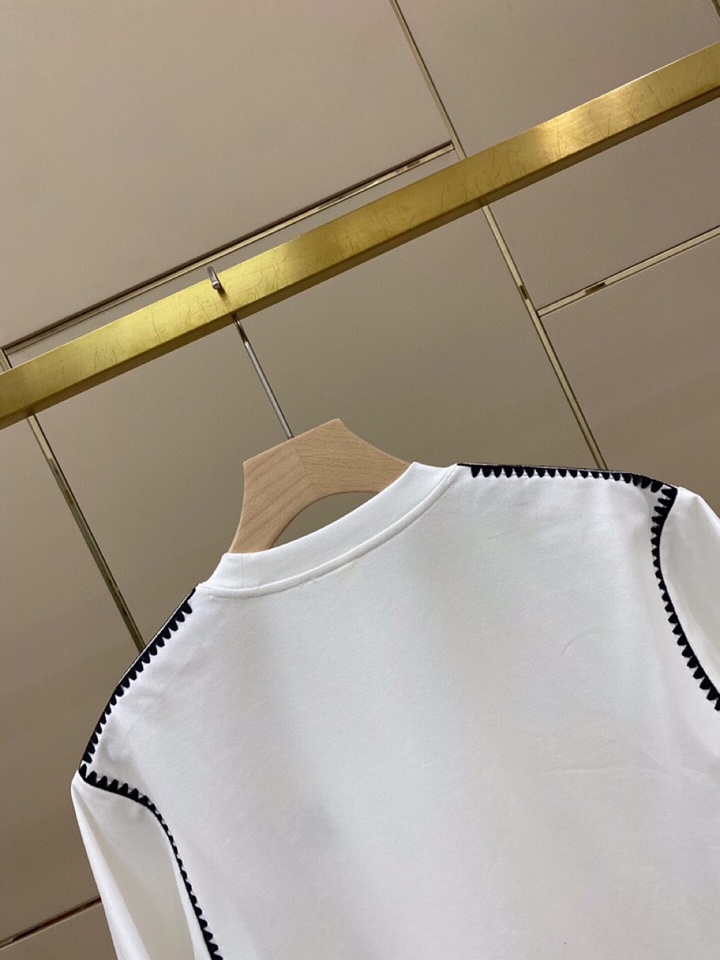 LOEWE 罗意威春夏网红爆款，钩花边短袖圆领T恤，专属定制奢品丝光珠地面料，爽滑舒适有型，手感超一流，