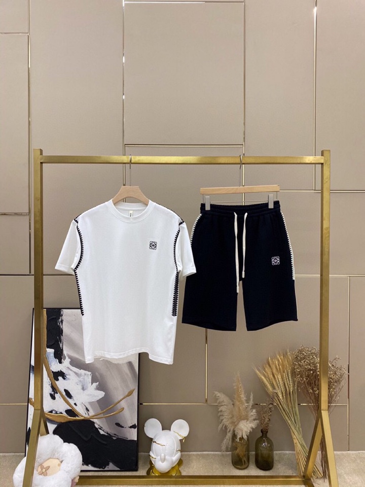 LOEWE 罗意威春夏网红爆款，钩花边短袖圆领短款套装，专属定制奢品丝光珠地面料，爽滑舒适有型，手感超一