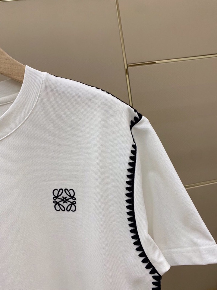 LOEWE 罗意威春夏网红爆款，钩花边短袖圆领短款套装，专属定制奢品丝光珠地面料，爽滑舒适有型，手感超一