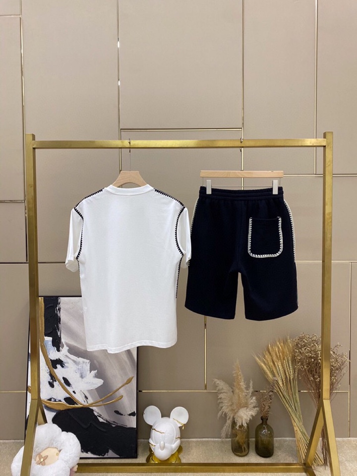 LOEWE 罗意威春夏网红爆款，钩花边短袖圆领短款套装，专属定制奢品丝光珠地面料，爽滑舒适有型，手感超一