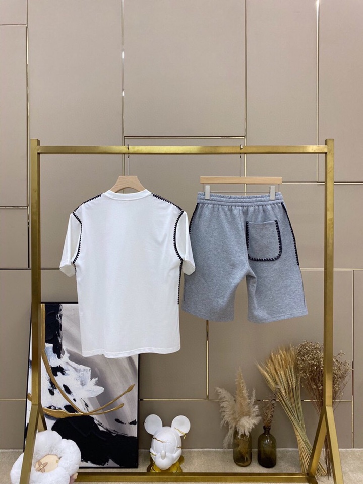 LOEWE 罗意威春夏网红爆款，钩花边短袖圆领短款套装，专属定制奢品丝光珠地面料，爽滑舒适有型，手感超一