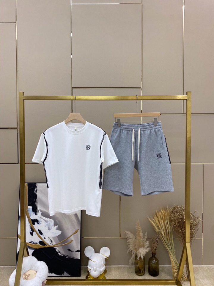 LOEWE 罗意威春夏网红爆款，钩花边短袖圆领短款套装，专属定制奢品丝光珠地面料，爽滑舒适有型，手感超一