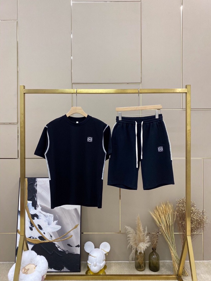 LOEWE 罗意威春夏网红爆款，钩花边短袖圆领短款套装，专属定制奢品丝光珠地面料，爽滑舒适有型，手感超一