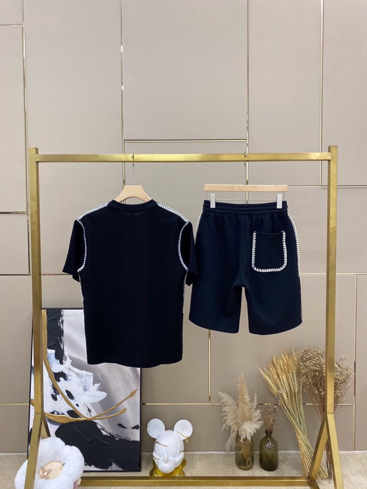 LOEWE 罗意威春夏网红爆款，钩花边短袖圆领短款套装，专属定制奢品丝光珠地面料，爽滑舒适有型，手感超一