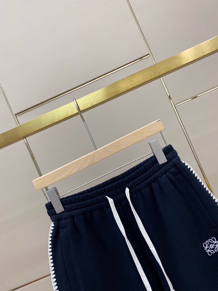 LOEWE 罗意威春夏网红爆款，钩花边短袖圆领短款套装，专属定制奢品丝光珠地面料，爽滑舒适有型，手感超一