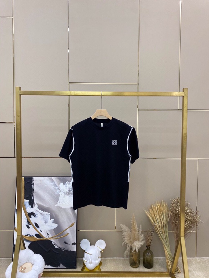 LOEWE 罗意威春夏网红爆款，钩花边短袖圆领短款套装，专属定制奢品丝光珠地面料，爽滑舒适有型，手感超一