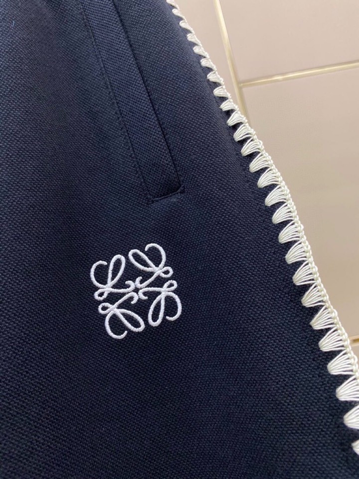 LOEWE 罗意威春夏网红爆款，钩花边短袖圆领短款套装，专属定制奢品丝光珠地面料，爽滑舒适有型，手感超一