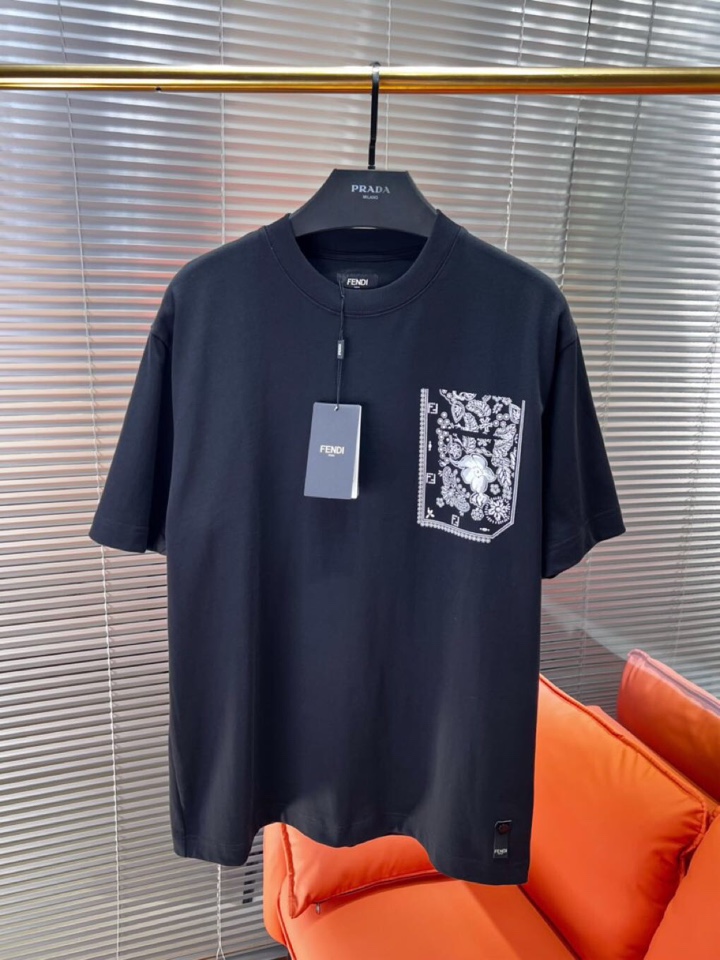 FENDI 芬迪2025春夏新品短袖圆领T恤，原版印花刺绣字母Logo，三标齐 帅气时尚，简约百搭款。纯