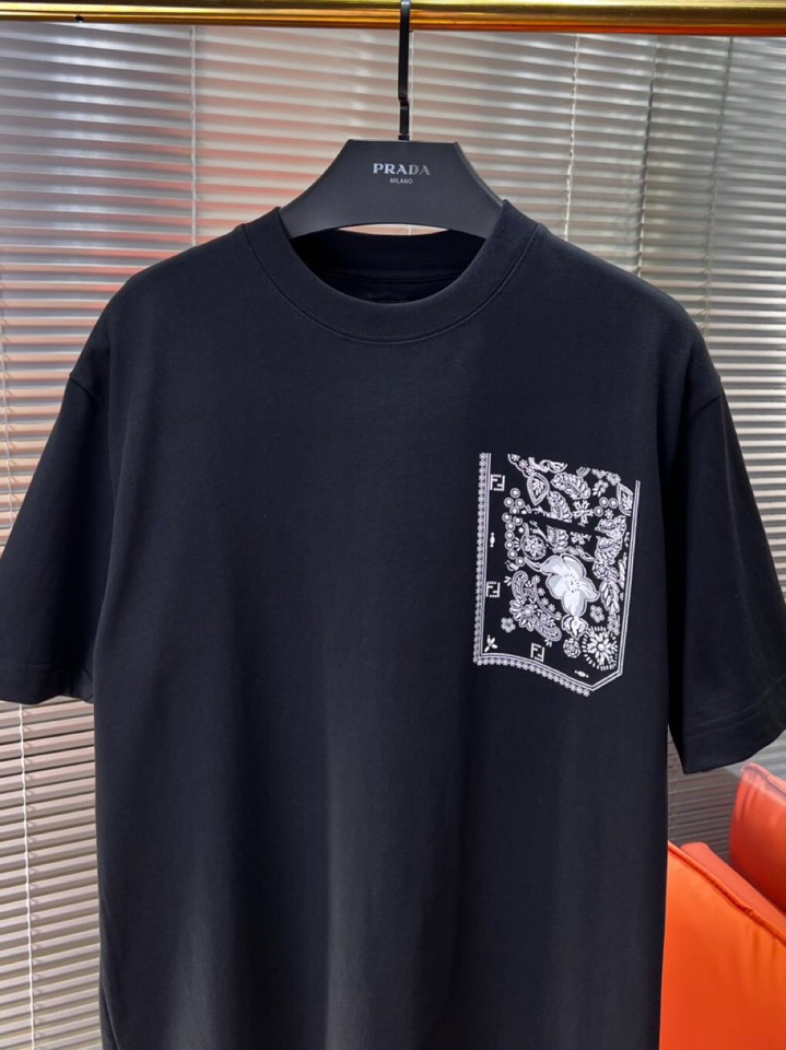FENDI 芬迪2025春夏新品短袖圆领T恤，原版印花刺绣字母Logo，三标齐 帅气时尚，简约百搭款。纯