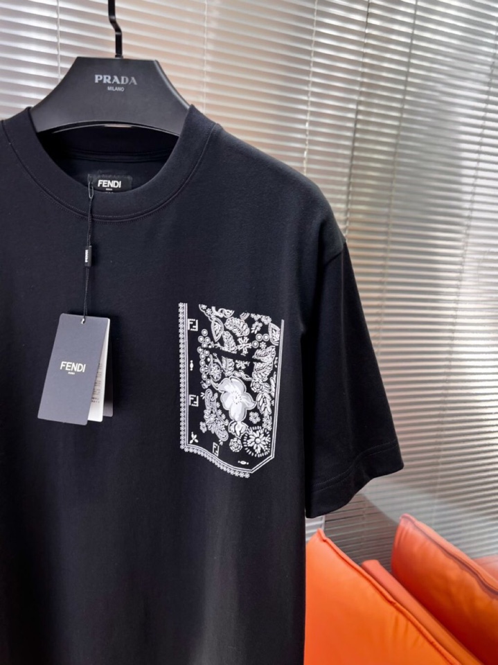 FENDI 芬迪2025春夏新品短袖圆领T恤，原版印花刺绣字母Logo，三标齐 帅气时尚，简约百搭款。纯