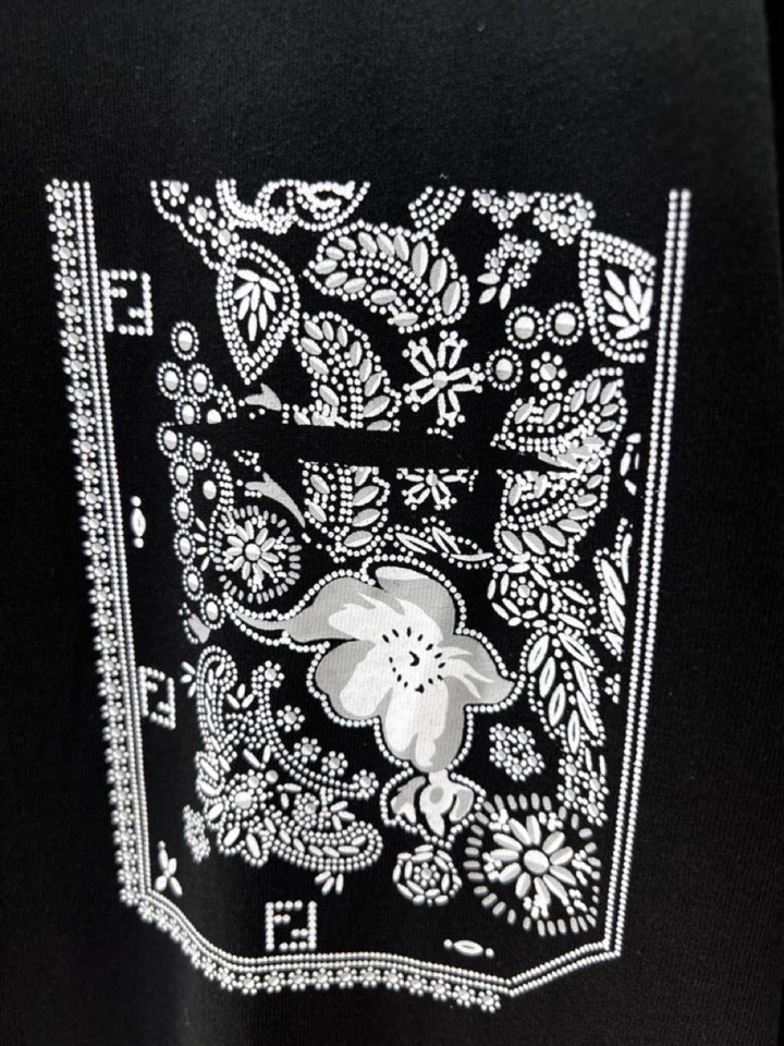 FENDI 芬迪2025春夏新品短袖圆领T恤，原版印花刺绣字母Logo，三标齐 帅气时尚，简约百搭款。纯