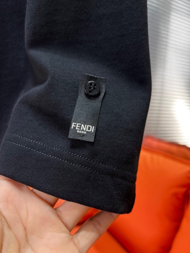 FENDI 芬迪2025春夏新品短袖圆领T恤，原版印花刺绣字母Logo，三标齐 帅气时尚，简约百搭款。纯