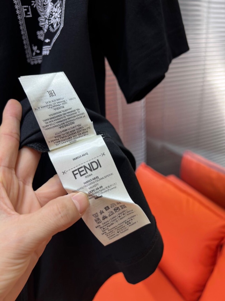 FENDI 芬迪2025春夏新品短袖圆领T恤，原版印花刺绣字母Logo，三标齐 帅气时尚，简约百搭款。纯