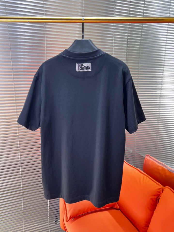 FENDI 芬迪2025春夏新品短袖圆领T恤，原版印花刺绣字母Logo，三标齐 帅气时尚，简约百搭款。纯