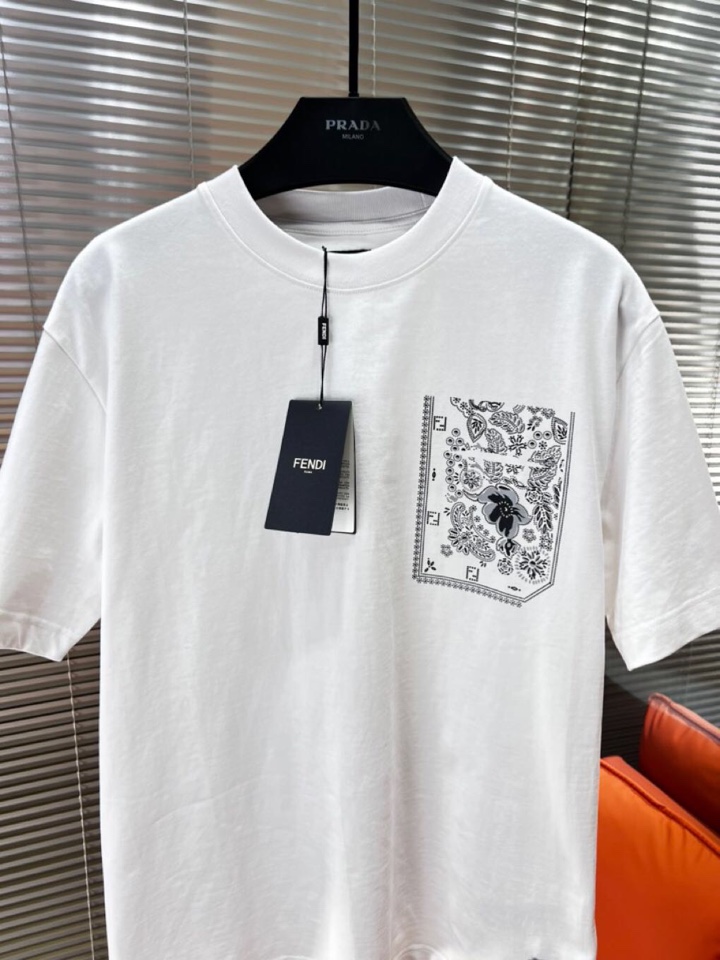 FENDI 芬迪2025春夏新品短袖圆领T恤，原版印花刺绣字母Logo，三标齐 帅气时尚，简约百搭款。纯