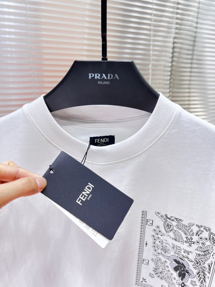 FENDI 芬迪2025春夏新品短袖圆领T恤，原版印花刺绣字母Logo，三标齐 帅气时尚，简约百搭款。纯