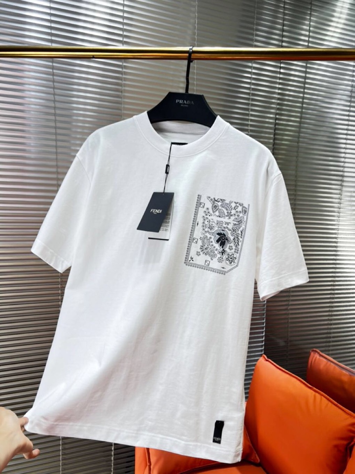 FENDI 芬迪2025春夏新品短袖圆领T恤，原版印花刺绣字母Logo，三标齐 帅气时尚，简约百搭款。纯
