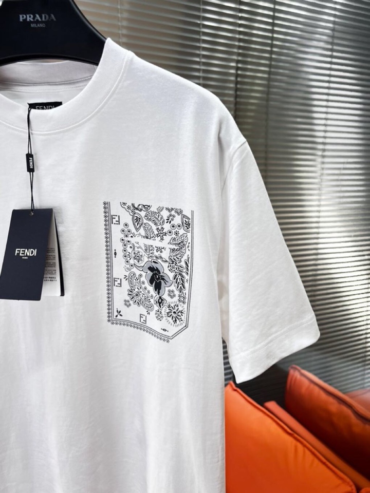 FENDI 芬迪2025春夏新品短袖圆领T恤，原版印花刺绣字母Logo，三标齐 帅气时尚，简约百搭款。纯