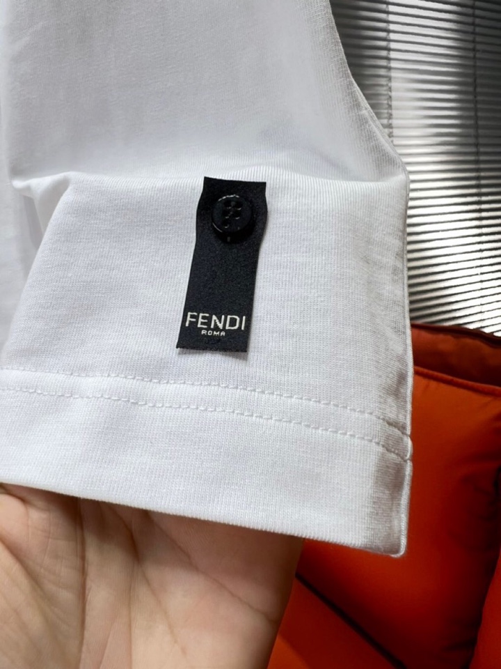 FENDI 芬迪2025春夏新品短袖圆领T恤，原版印花刺绣字母Logo，三标齐 帅气时尚，简约百搭款。纯