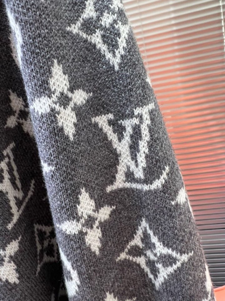 Louis Vuitton 路易威登 LV 驴牌针织提花工艺开衫v领开衫毛衣 男女同款情侣款，百搭宽松版