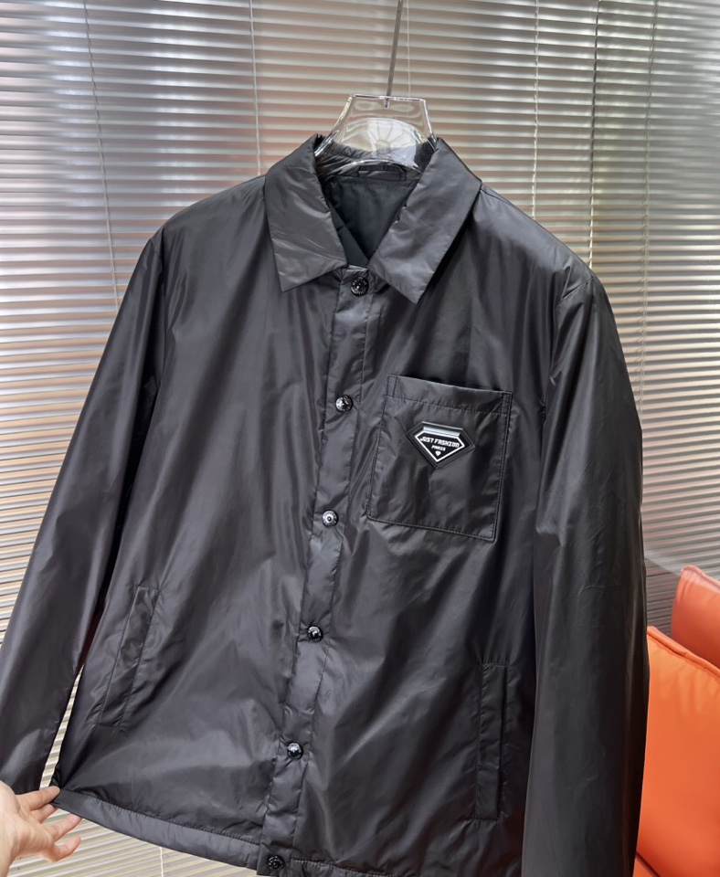 Prada 普拉达2025秋季新品 官网同步发售 简约大方翻领棉服夹克外套，门襟按扣设计，进口原版高品质