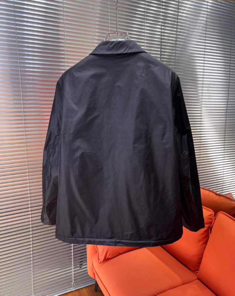 Prada 普拉达2025秋季新品 官网同步发售 简约大方翻领棉服夹克外套，门襟按扣设计，进口原版高品质