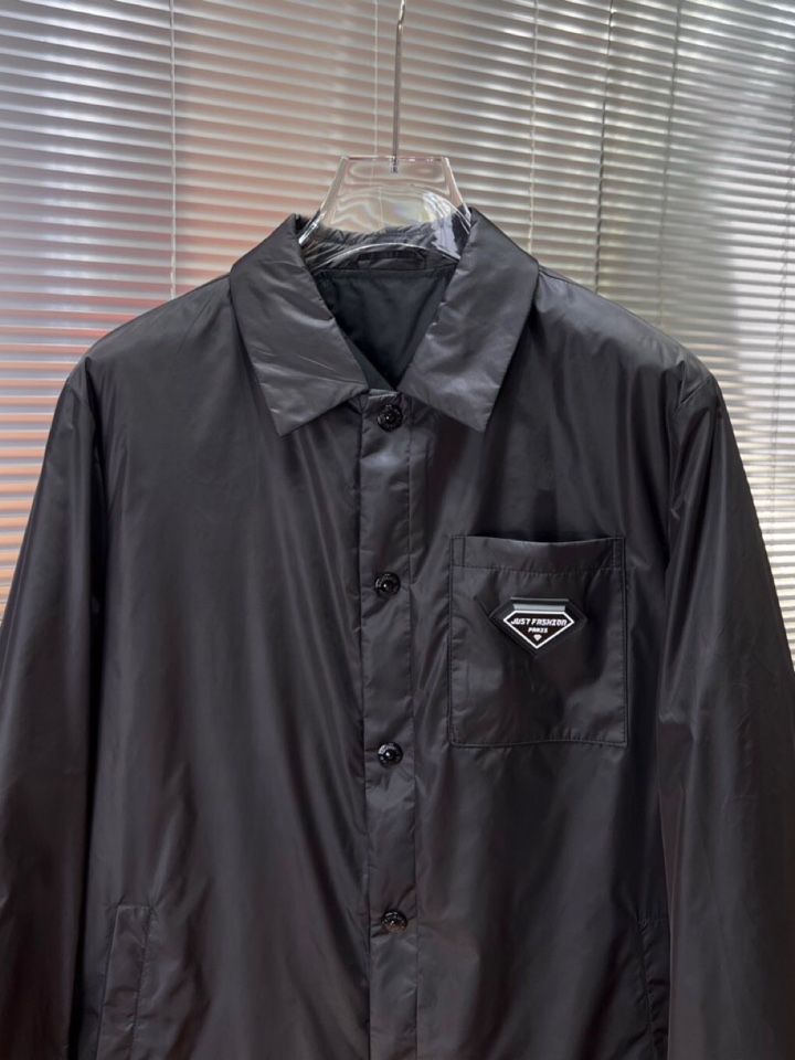 Prada 普拉达2025秋季新品 官网同步发售 简约大方翻领棉服夹克外套，门襟按扣设计，进口原版高品质