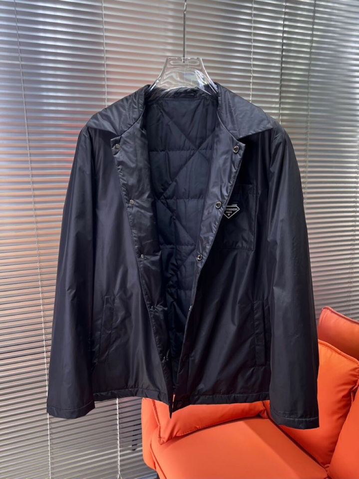 Prada 普拉达2025秋季新品 官网同步发售 简约大方翻领棉服夹克外套，门襟按扣设计，进口原版高品质