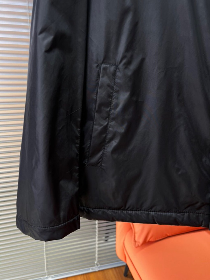Prada 普拉达2025秋季新品 官网同步发售 简约大方翻领棉服夹克外套，门襟按扣设计，进口原版高品质