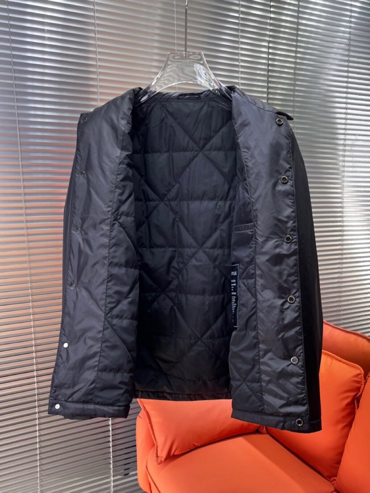 Prada 普拉达2025秋季新品 官网同步发售 简约大方翻领棉服夹克外套，门襟按扣设计，进口原版高品质