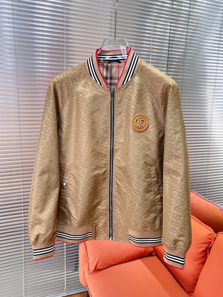 Burberry巴宝莉秋冬新品，时尚休闲棒球领夹克外套，同步有售，原单狠货，采用进口原版面料，提花工艺字